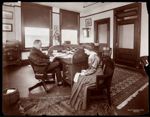 Man met zijn secretaris die dicteert in een privé-kantoor bij Parke, Davis und Co., chemici, Hudson und Vestry Streets, New York, 1910